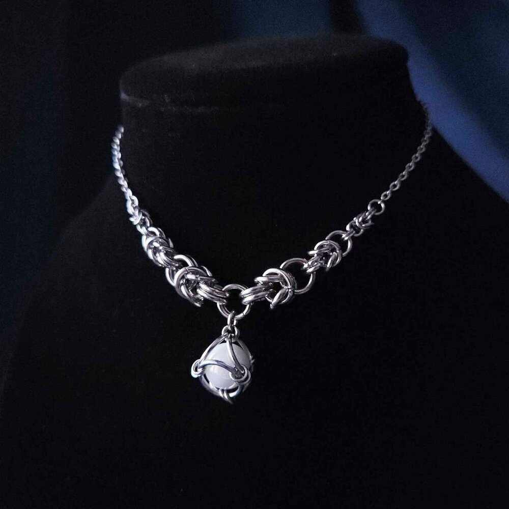 White pearl chainmaille choker necklace with a small silver chain - Picture 2 of 12